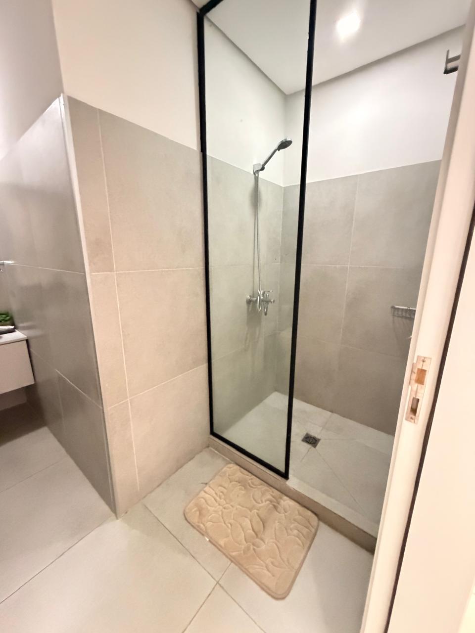 Vendo Monoambiente Amoblado con Cochera en Zona Denis Roa — foto 3
