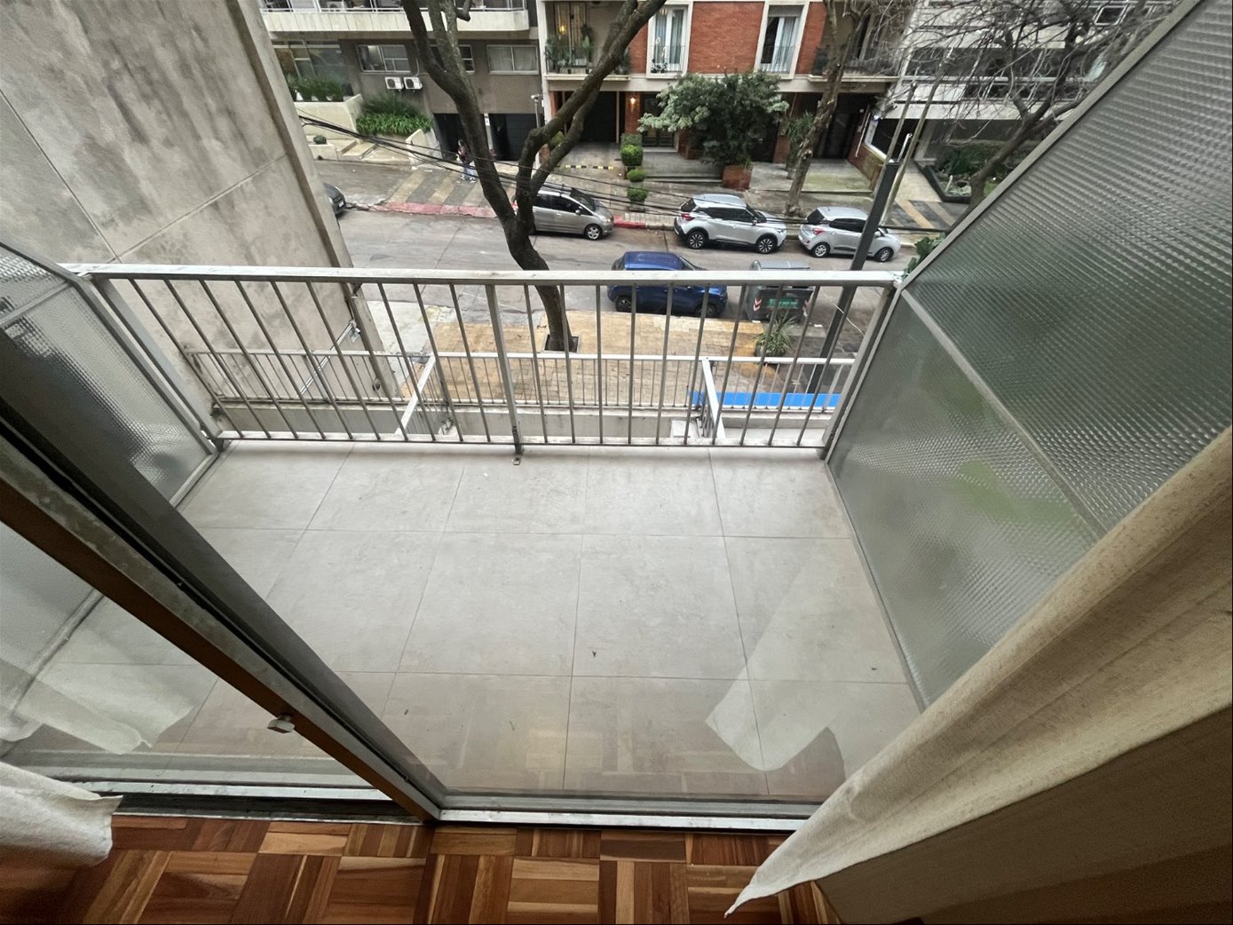 PUNTA CARRETAS PRÓXIMO RAMBLA,  AGRADABLE Y LUMINOSO  MONOAMBIENTE AL  FRENTE CON  TERRAZA Y COCINA DEFINIDA,  VIVIENDA O ESCRITORIO