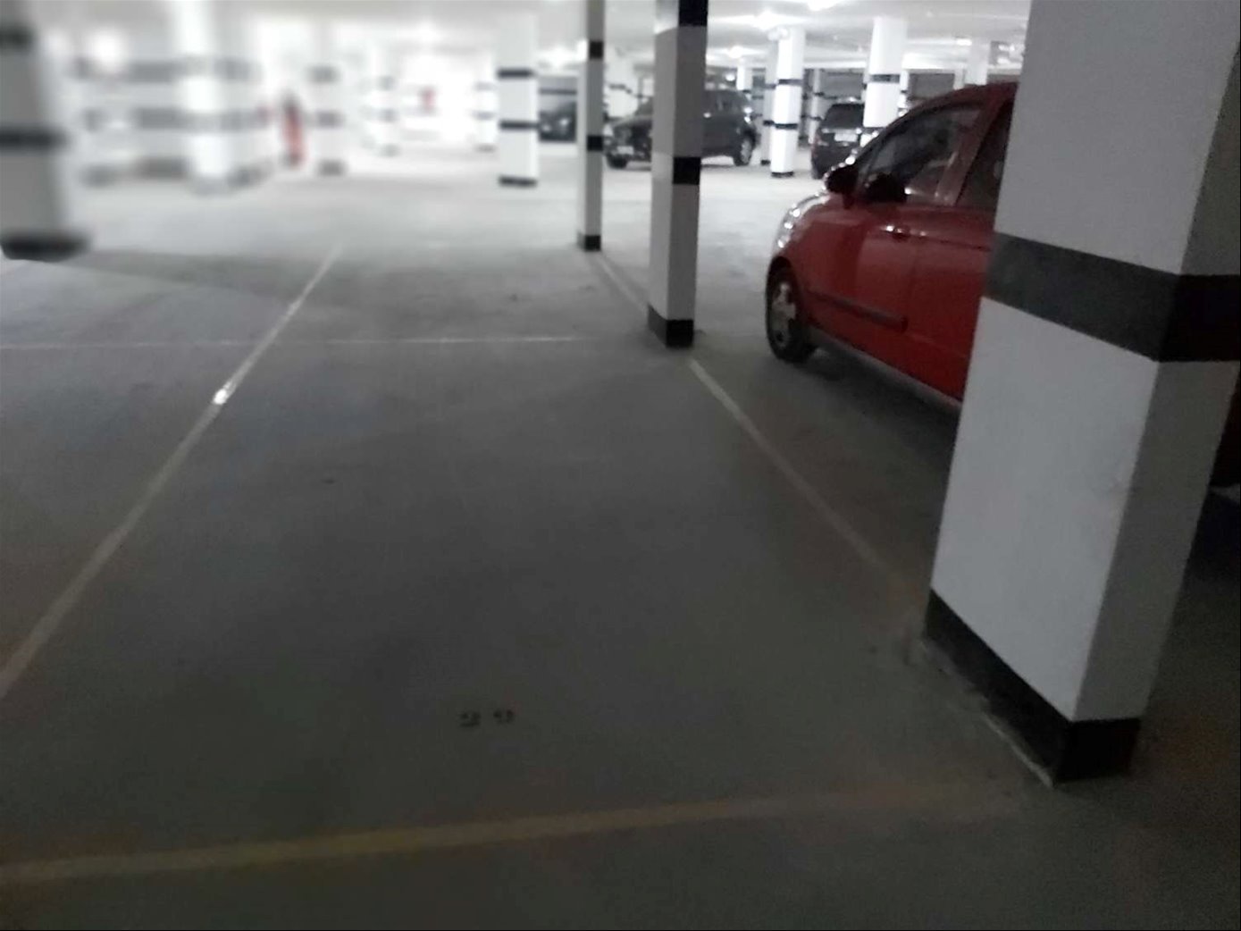 LA BLANQUEADA .  SE ALQUILA GARAGE LUGAR FIJO EN EDIFICIO GRAN BOULEVARD , EN BVAR ARTIGAS Y GARIBALDI . SOLO PARA  USUARIOS QUE VIVAN EN EL EDIFICIO . $ 4.000 MENSUALES .