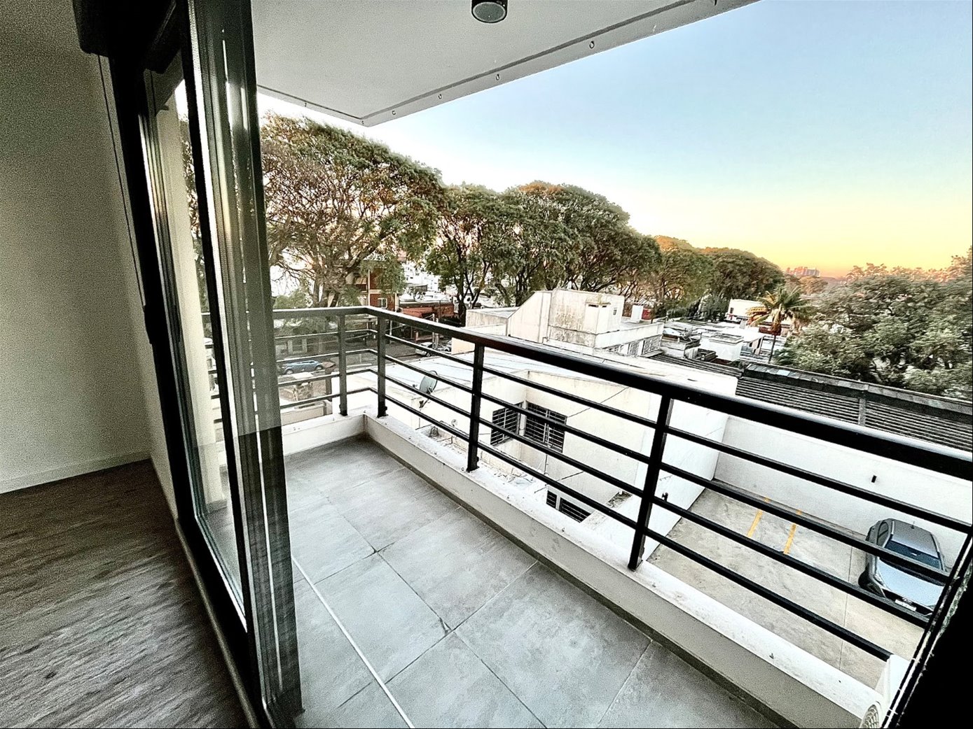La Blanqueada . Lindísimo apartamento  de 2 dormitorios y garage fijo. Se destaca el gran living comedor con  vista despejada al contrafrente. Luz y sol !  Excelente estado. O
