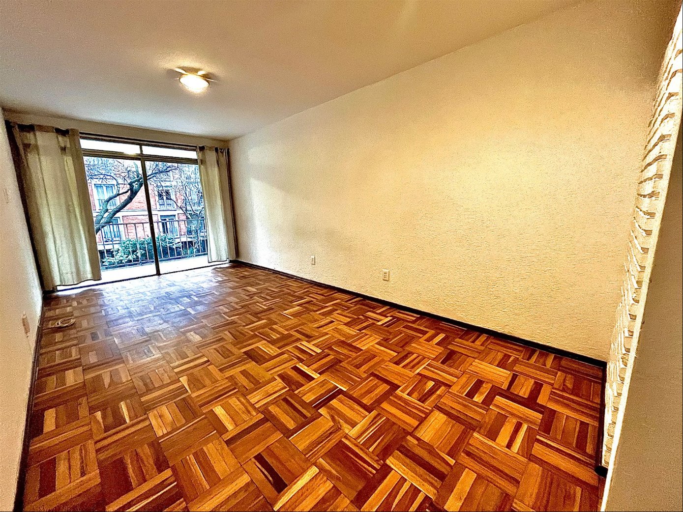 PUNTA CARRETAS PRÓXIMO RAMBLA,  AGRADABLE Y LUMINOSO  MONOAMBIENTE AL  FRENTE CON  TERRAZA Y COCINA DEFINIDA,  VIVIENDA O ESCRITORIO · Foto 6