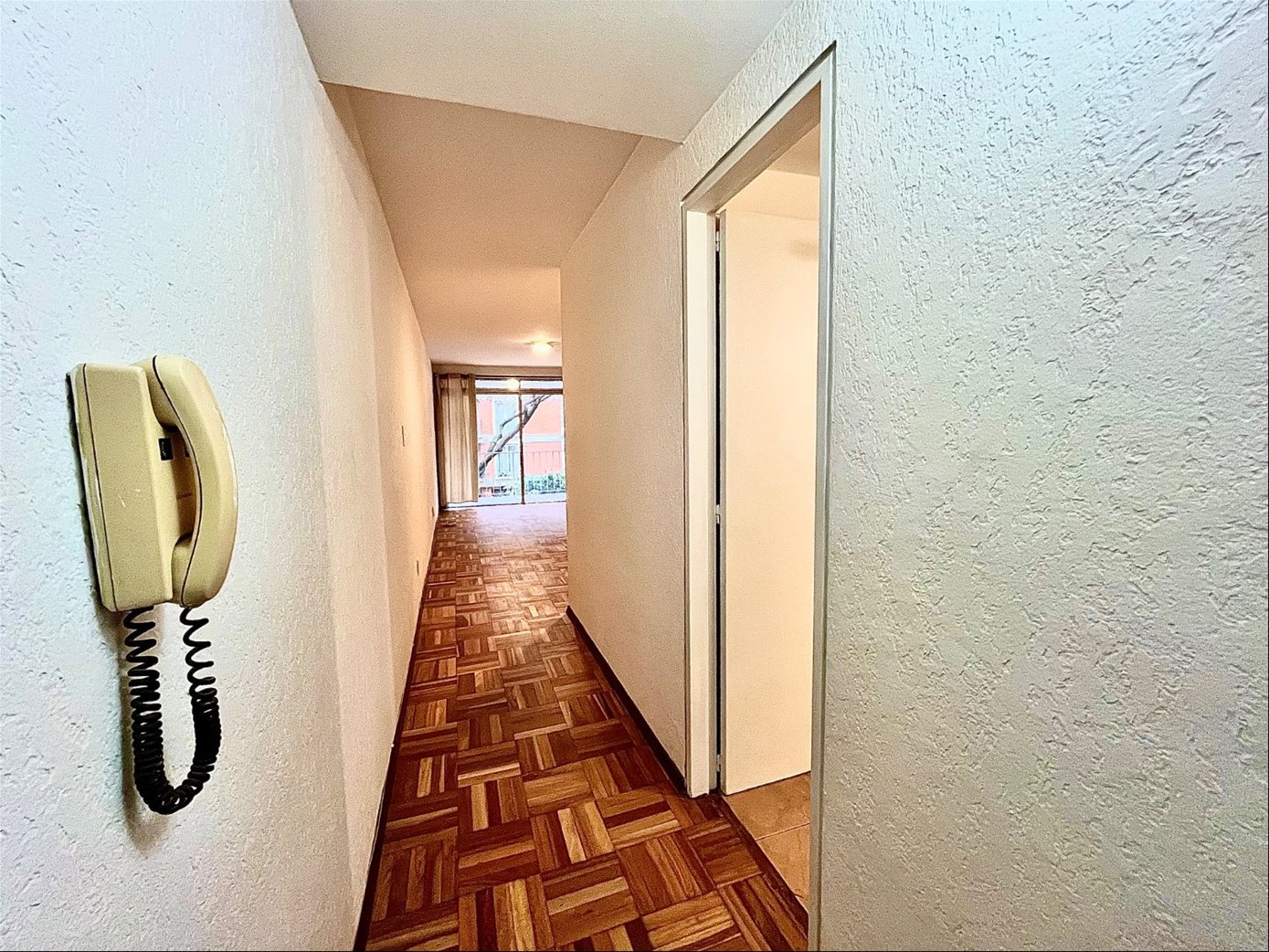 PUNTA CARRETAS PRÓXIMO RAMBLA,  AGRADABLE Y LUMINOSO  MONOAMBIENTE AL  FRENTE CON  TERRAZA Y COCINA DEFINIDA,  VIVIENDA O ESCRITORIO · Foto 5
