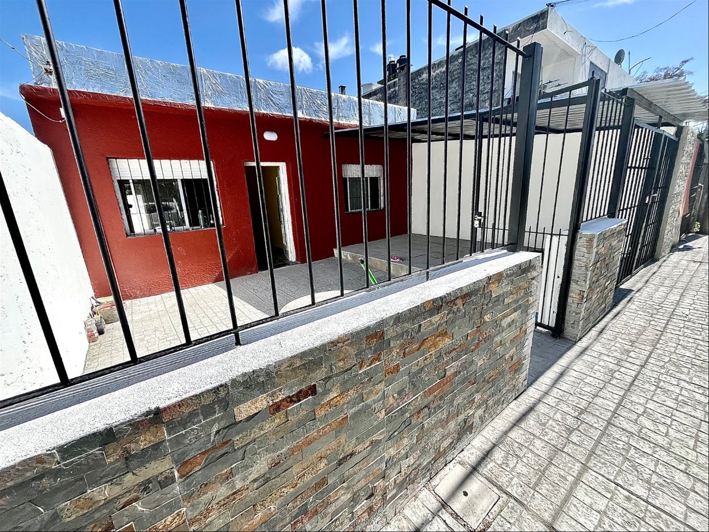 Cerrito . Calle Lancaster. Casa al frente. Rejas .Jardín. Patio.Cochera. Living comedor. 3 Dormitorios. Cocina amplia c pasaplatos a com.diario. Baño completo. Todo impecable.$ 29.000.