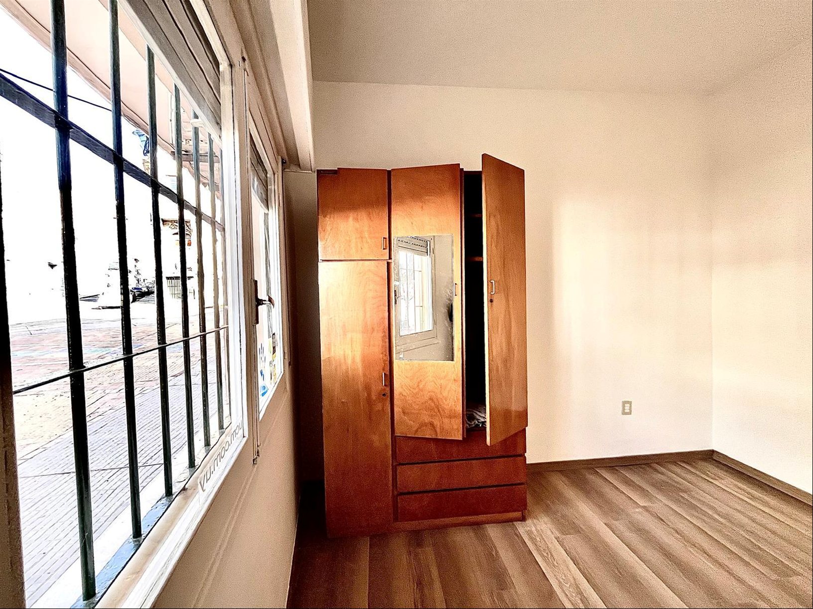 ALQUILER CORDÓN NORTE.JAVIER BARRIOS AMORÍN Y PAYSANDÚ.PRECIOSO APARTAMENTO AL FRENTE,IMPECABLE ESTADO,LIVING COMEDOR, 2 DORMITORIOS AMPLIOS,1 BAÑO,COCINA DEF.,OFFICE, PATIO, ALGUNOS MUEBLES · Foto 10