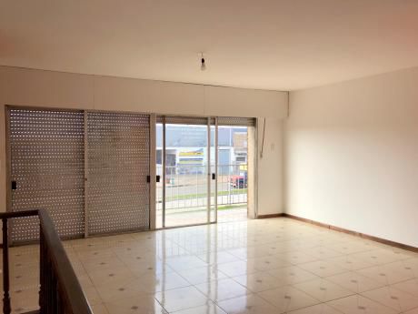 Casa De Altos De 3 Dormitorios, 2 Baños, Terraza De 100m2.