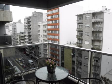 Apartamento 2 Dormitorios, 2 Baños Sobre 18 De Julio