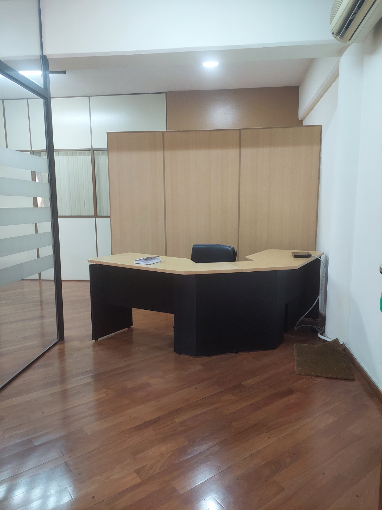 ALQUILER OFICINA AMOBLADA CORPORATIVA — foto 3