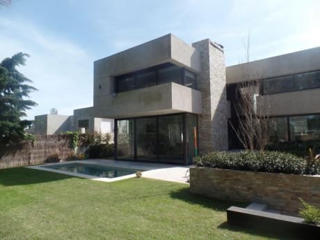 Excepcional Casa De 4 Dormitorios En Suite En San Nicolas