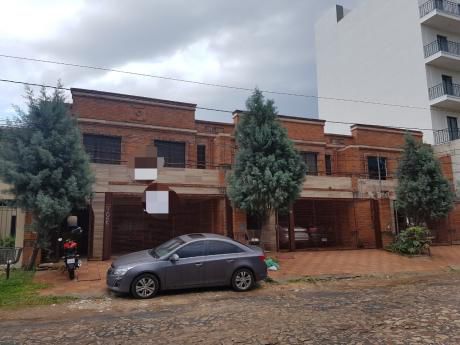 Dúplex De Ambientes Amplios En Barrio Ycua Sati
