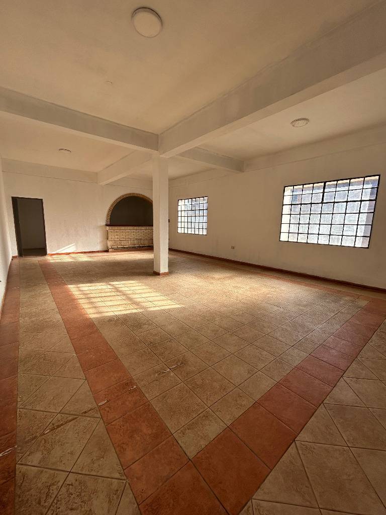 ALQUILO SALON COMERCIAL CON OFICINAS Y AMPLIO DEPOSITO ADYACENTE EN LUQUE — foto 2