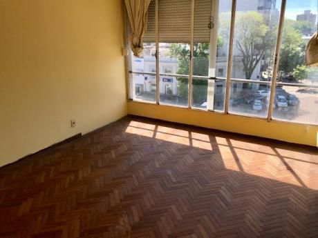 Apartamento 3 Dormitorios En Tres Cruces. Excelente Estado