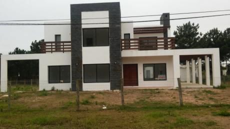 Espectacular Casa En Punta Pinares, Con Vista Al Mar