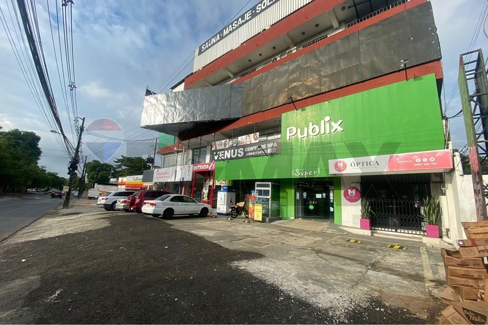 EN ALQUILER! Amplio salón comercial sobre la Avda. Defensores del Chaco — foto 2