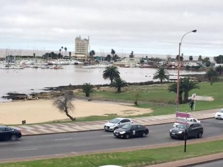 Venta Apartamento Pocitos 3 Dormitorios Y Servicio.-