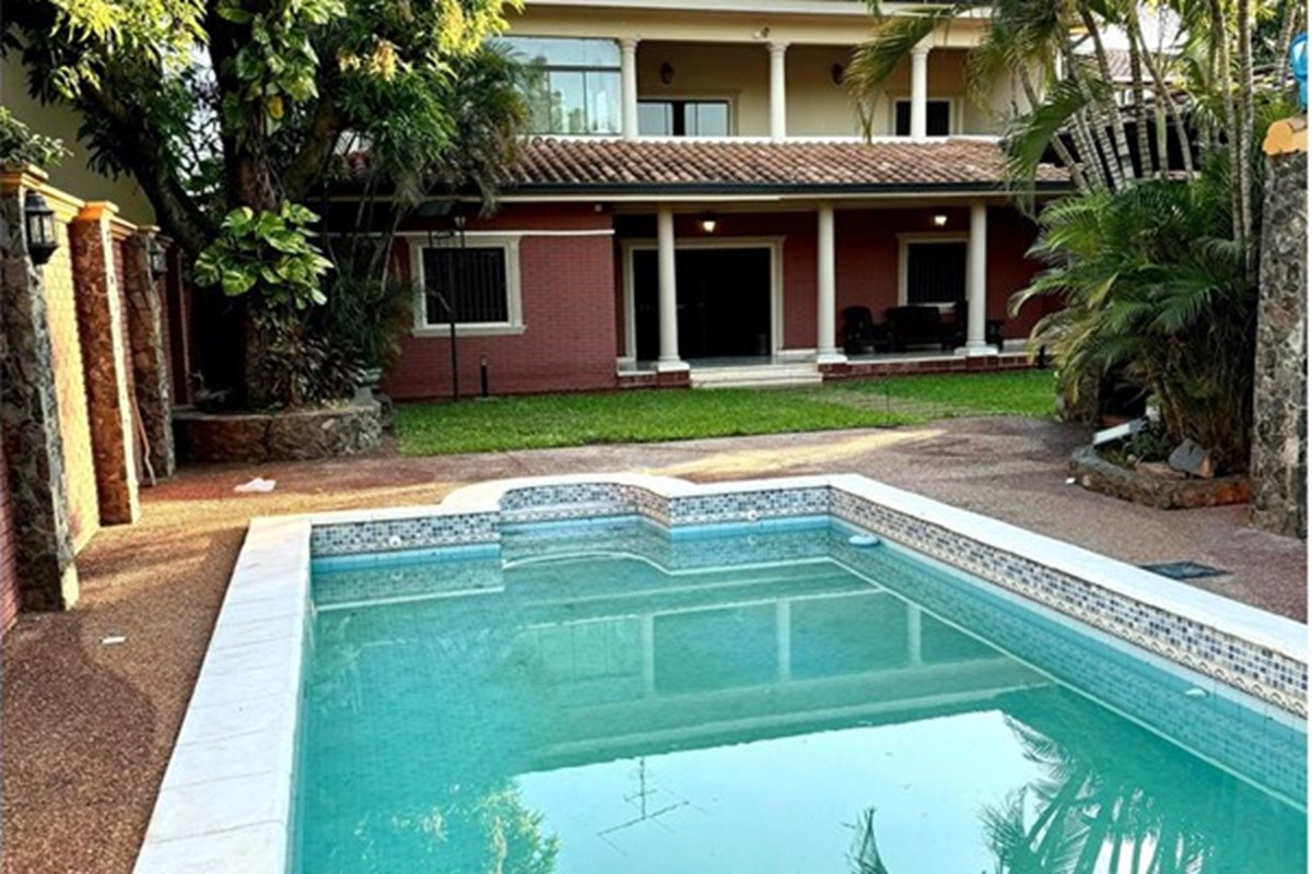 Casa en alquiler en Mburicaó