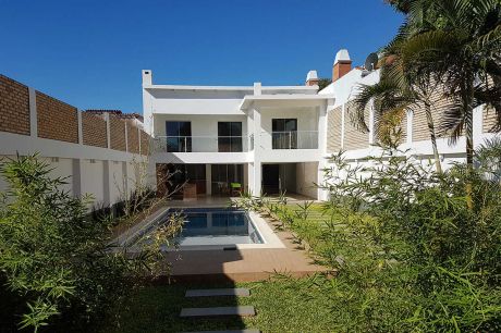 Moderna Casa En Barrio Jara, Asunción