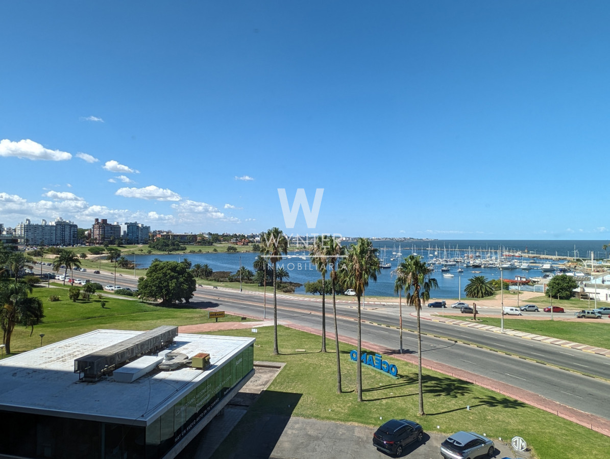 Edificio Panamericano, 3 dorm y servicio. En venta