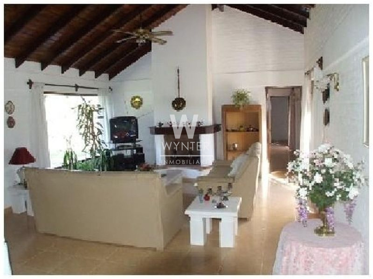 Casa muy cómoda en Cantegril de 3 dormitorios y dependencia de servicio