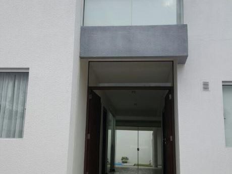 Hermosa Casa De 2 Plantas En Alquiler