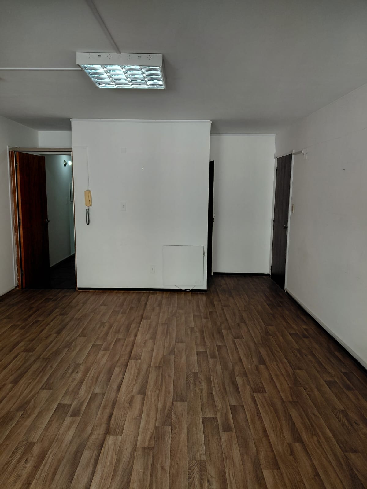 Oficina 43 M² | Muy Luminosa | Piso 9 | Centro | Portería · Foto 3