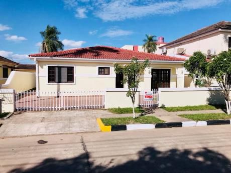 Amplia Casa A La Venta De 4 Dormitorios En Condominio