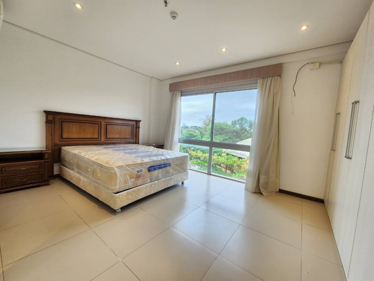 AMPLIO DEPTO DE 3 DORMITORIOS - ZONA SHOPP DEL SOL SIN MUEBLES — foto 3