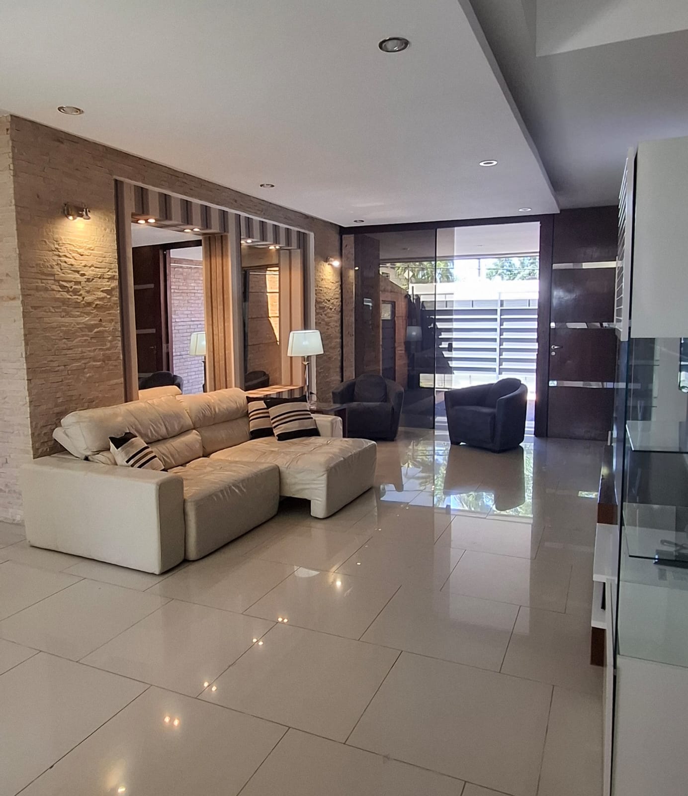 ALQUILO DUPLEX DE 3 DORMITORIOS EN LOS LAURELES — foto 2