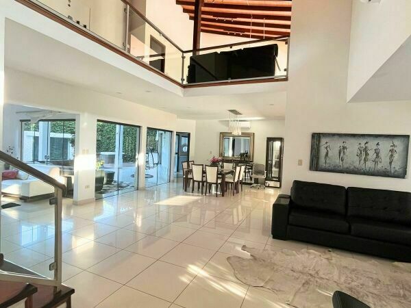 SE ALQUILA HERMOSA CASA EN BO. MBURUCUYA TOTALMENTE AMOBLADA — foto 2