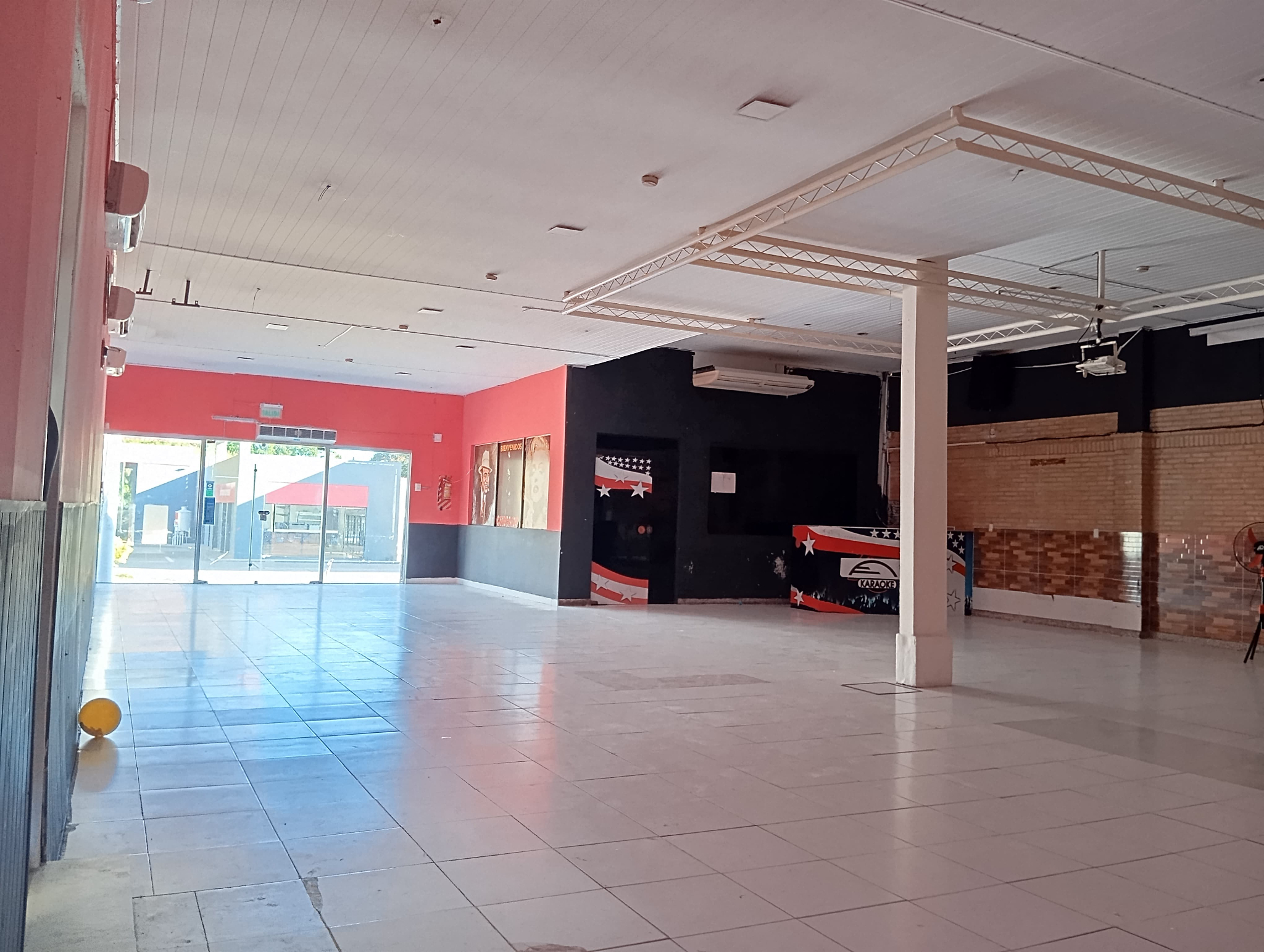 EN ALQUILER AMPLIO SALÓN COMERCIAL EN FERNANDO DE LA MORA - ZONA SUR — foto 2