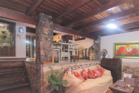 Se Vende Casa De 360 M2. En Lambaré, Zona Municipalidad