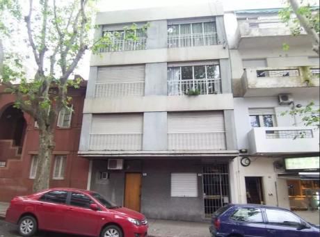 Apartamento De 2 Dormitorios A 3 Cuadra De La Rambla.