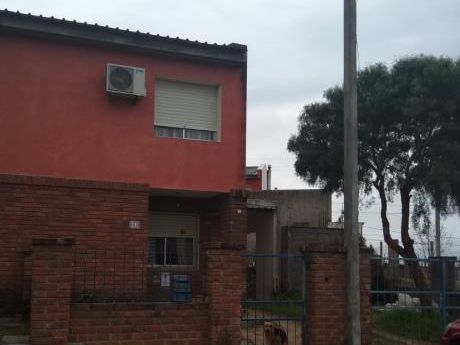 Apartamento Tipo Casa De 2 Pisos, 2 Dorm. Garaje