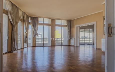 Apartamento De 4 Dormitorios Y 4 Baños En El Centro.