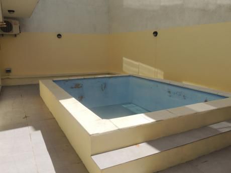 Alquiler Apartamento 3 Dormitorios, Garaje, Patio Y Piscina. Rambla. Equipado.