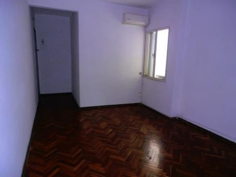 1944 Apartamento Segundo Por Escalera Centro Sur Dos Dormitorios