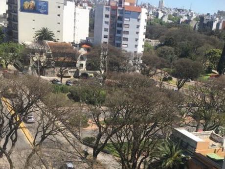 Piso Alto Sobre Avenida Sarmiento Orientación Norte, Dos Dormitorios.