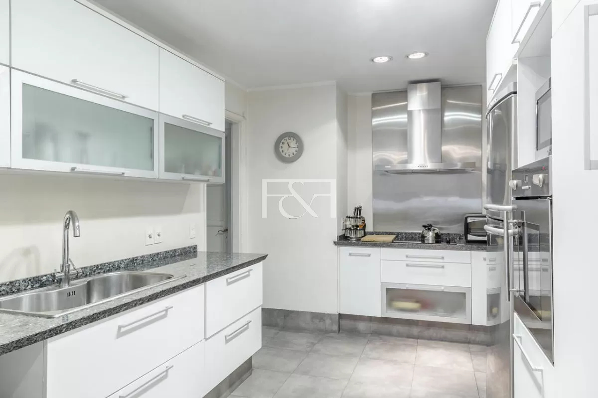 Venta Apartamento De Estilo Cinco Dormitorios Y Servicio Completo Centro