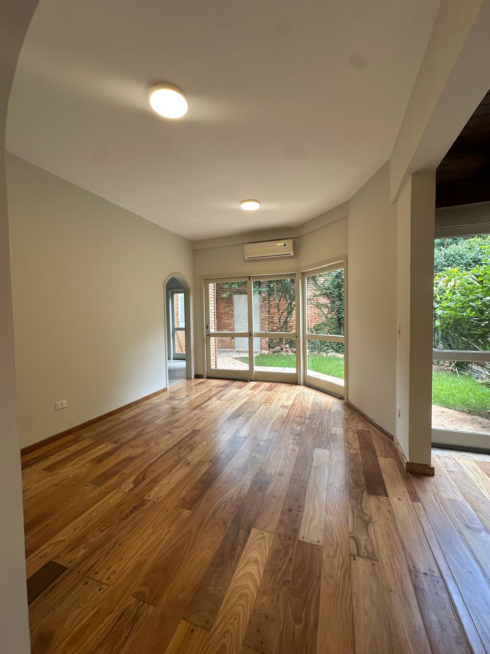 ALQUILO HERMOSO DUPLEX TOTALMENTE REMODELADO EN BARRIO CERRADO “LOS CEDROS” — foto 2