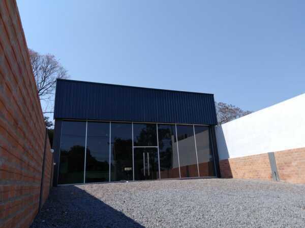 ALQUILO SALÓN COMERCIAL DE 240 M2 SOBRE AVDA. - CERCA DE ACCESO SUR — foto 2