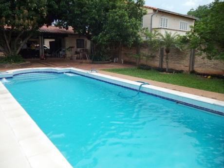 Tierra Inmobiliaria - Hermosa Y Amplia Casa Con Piscina En Lambaré!!