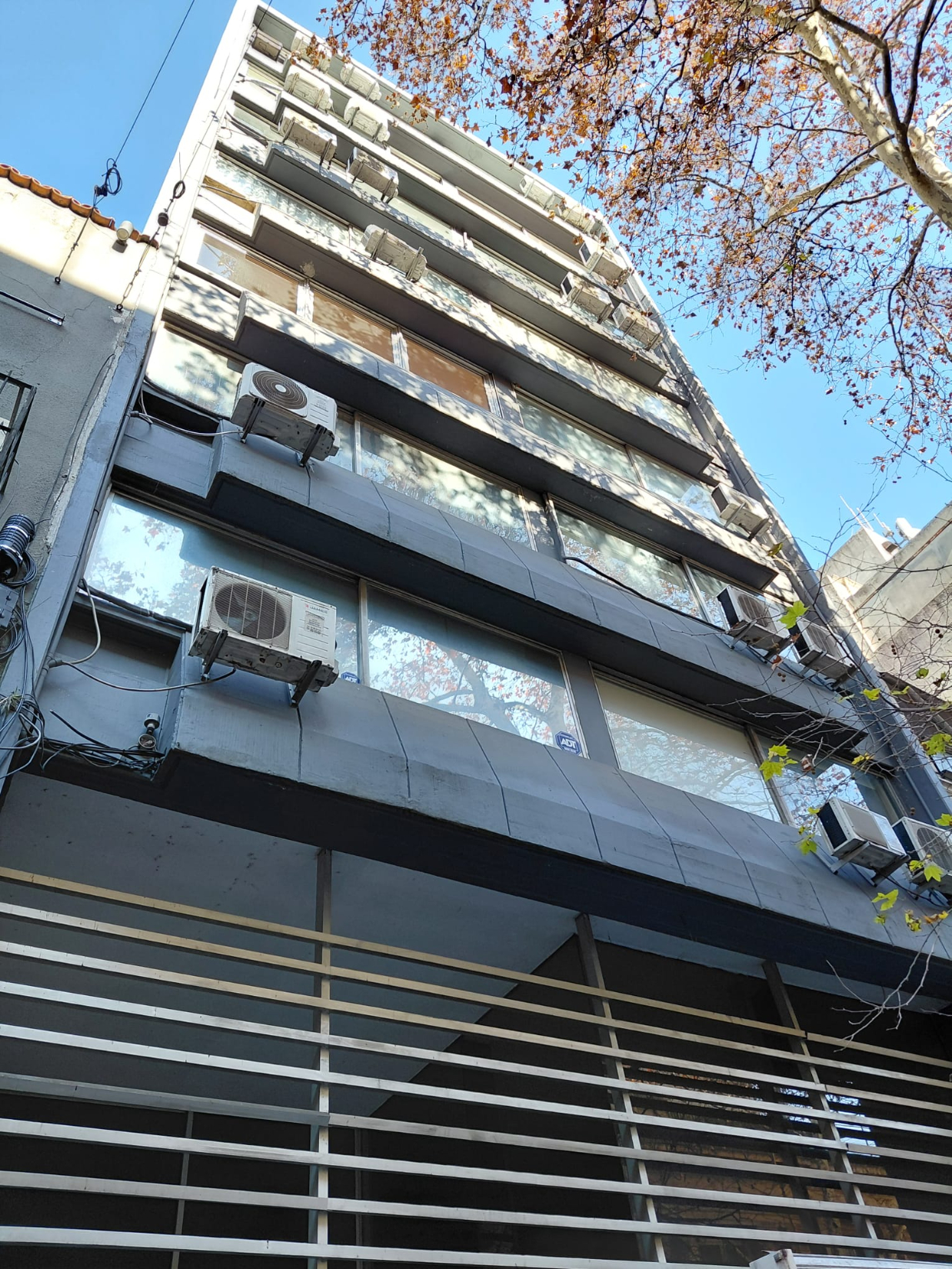 Oficina 43 M² | Muy Luminosa | Piso 9 | Centro | Portería · Foto 2
