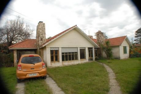 Chalet De época A Reciclar Con Gran Terreno A Pasos De Rambla