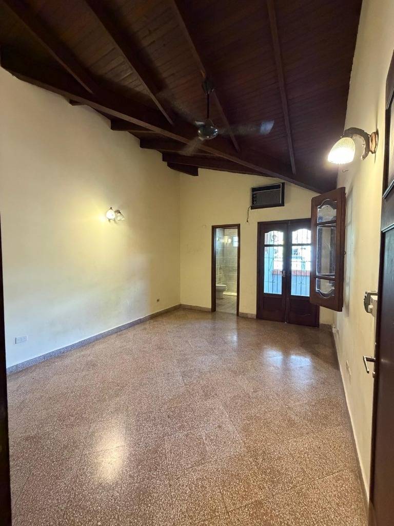 CASA EN BARRIO MBURUCUYÁ – SOBRE AV. SANTÍSIMA TRINIDAD — foto 3