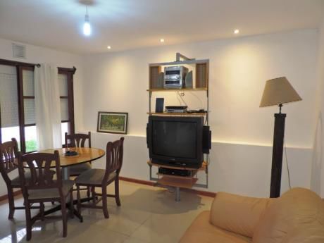 Apartamento De Cómodas Dimensiones A Pasos Del Mar !!