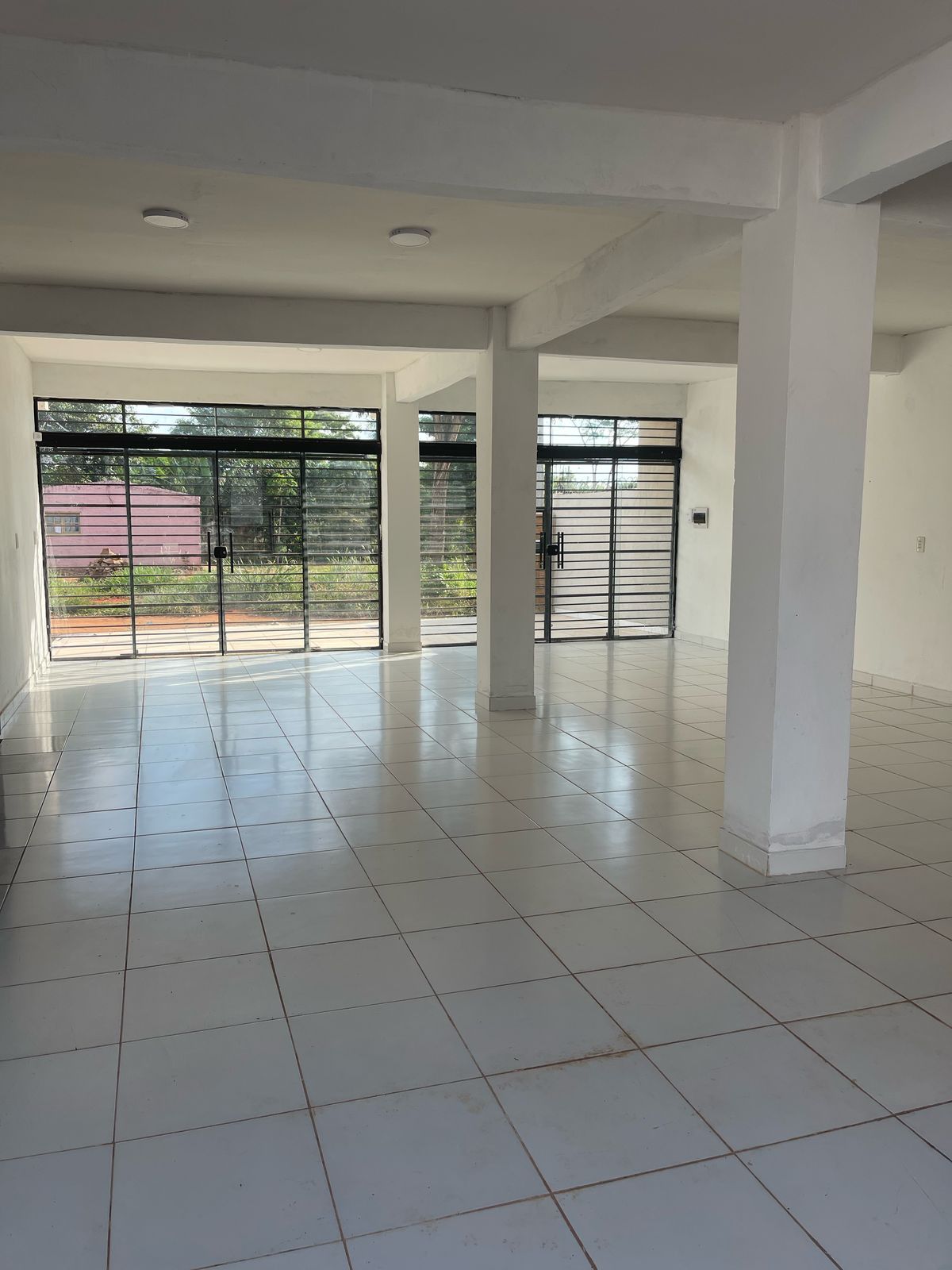 ALQUILO SALON COMERCIAL EN YPANE — foto 2