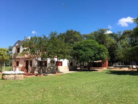 Linda Propiedad Con Piscina En Sanber