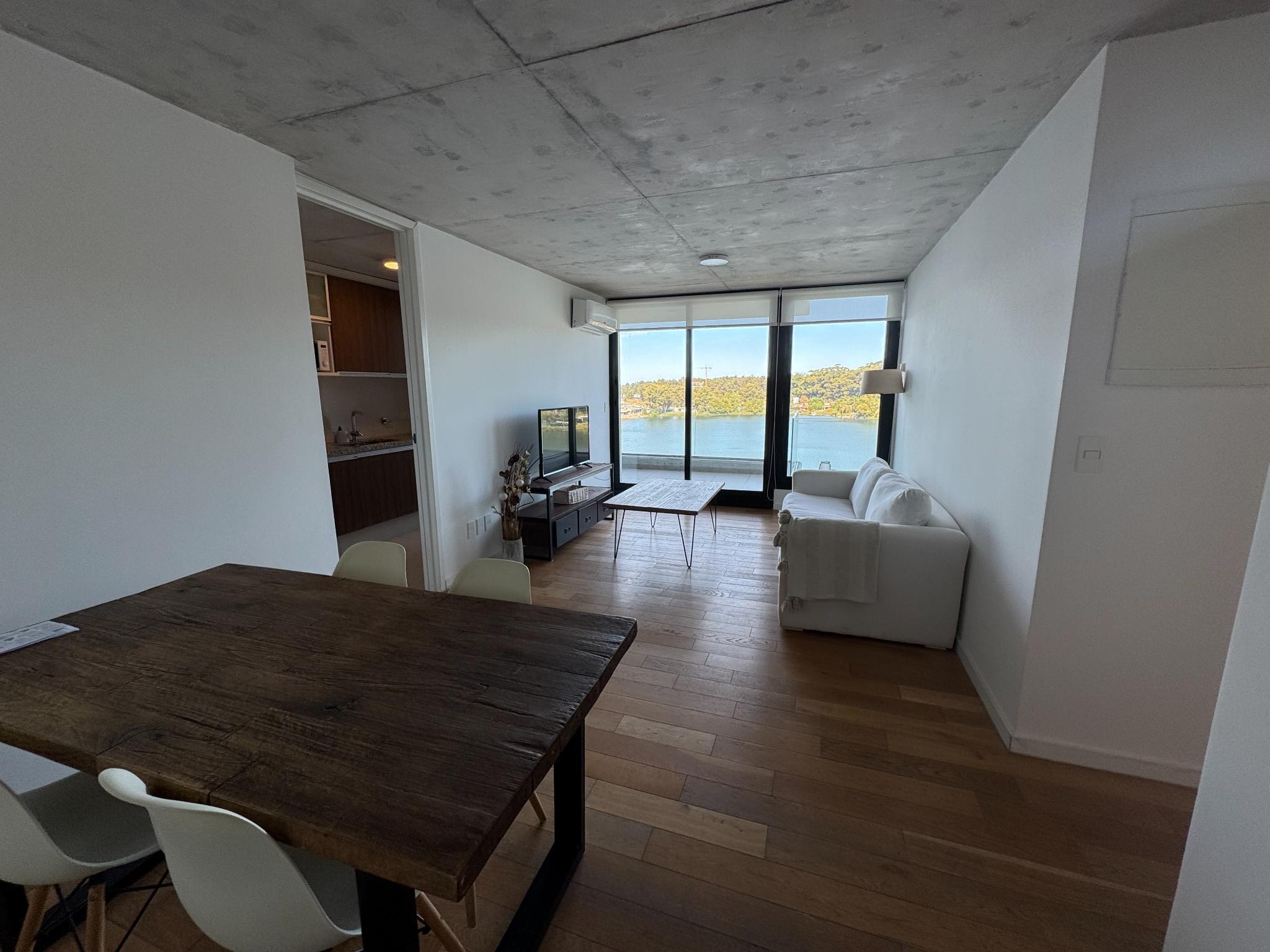 Alquiler Apartamento Amueblado 2 Dormitorios 2 Baños Lago Mayor · Foto 2