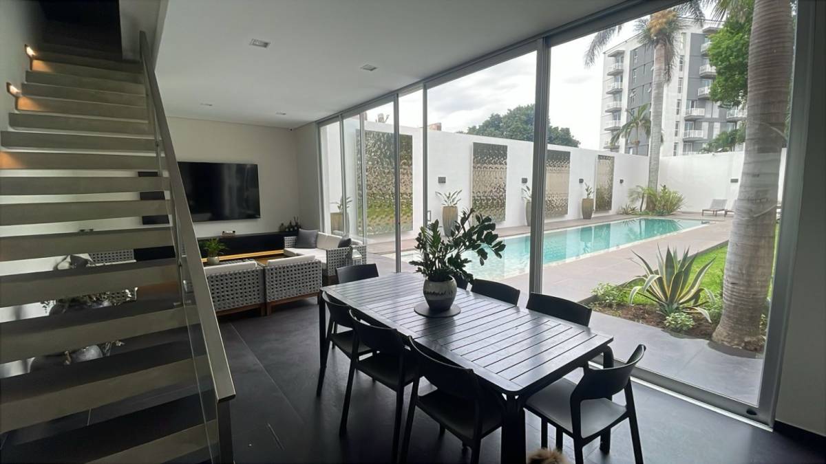 EN ALQUILER | EXCLUSIVA CASA MODERNA TOTALMENTE AMOBLADA — foto 2