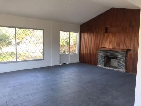 Importante Casa En Las Toscas Sur