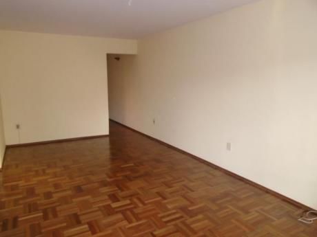 Precioso Apartamento Muy Luminoso Con Balcón Al Frente.!